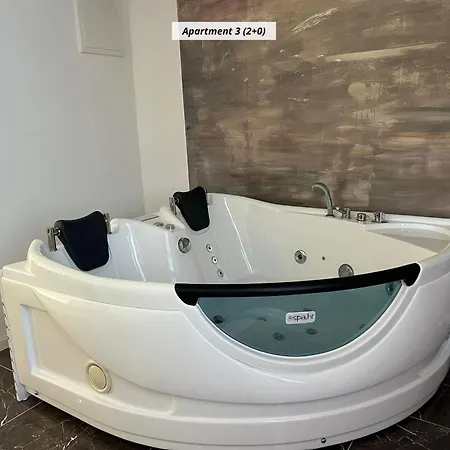 Royal Rina Bed & Breakfast Stomorska