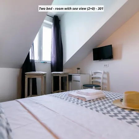 Royal Rina Bed & Breakfast Stomorska